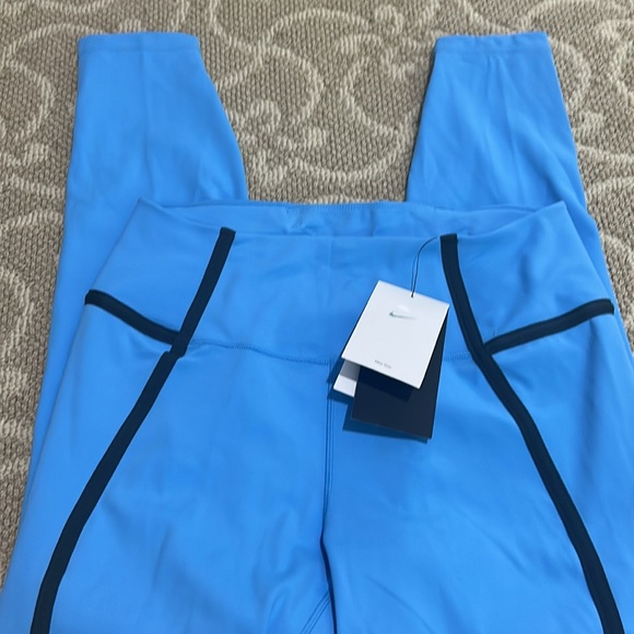 Nike
Women's One High-Waisted 7/8 Leggings size large NWT - Picture 7 of 7